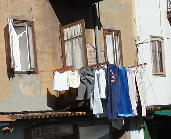 Dónde cuelgo la ropa: ¿es posible instalar un tendedero en la fachada de  nuestro edificio?